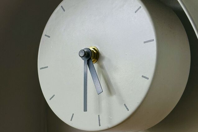Чому годинники переводять саме в неділю: як виникла традиція