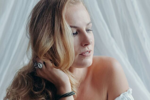 Підійде для всіх типів волосся: названа зачіска із ефектом омолодження