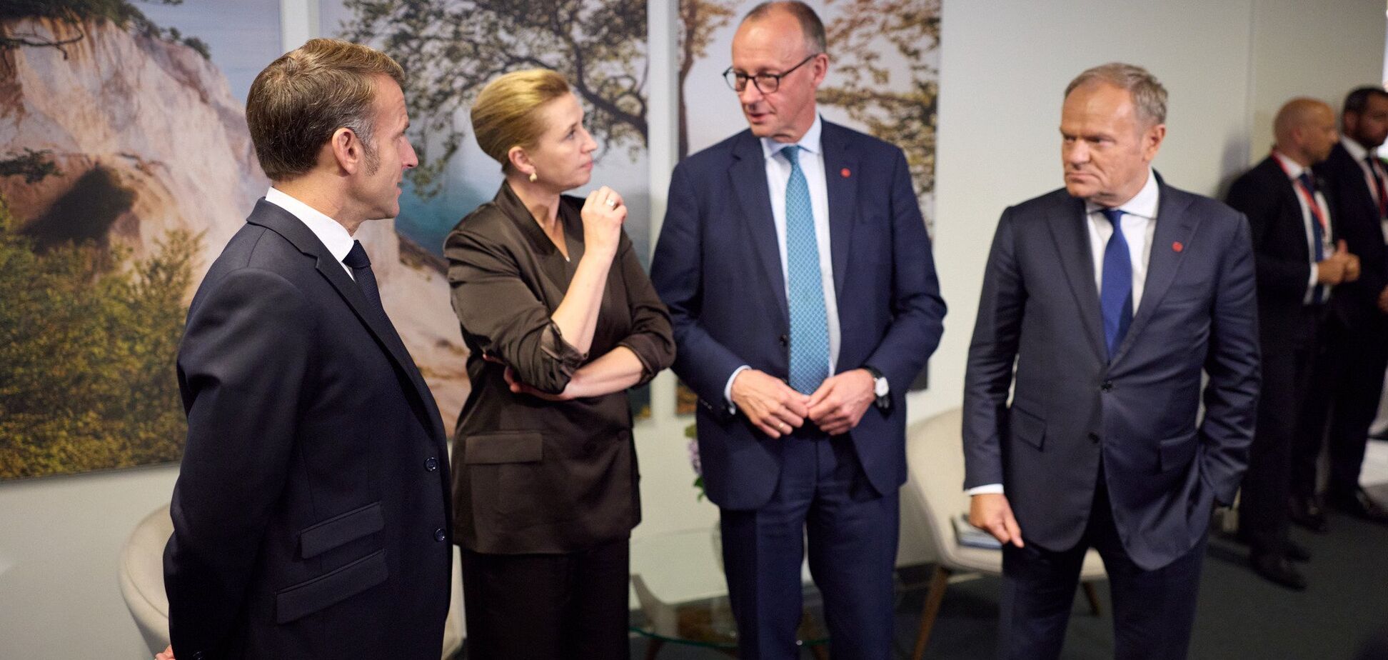 Робочий візит Президента України до Данії для участі в сьомому саміті Європейської політичної спільноти. Ілюстрація