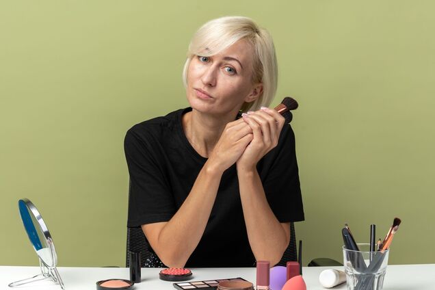 Эти ошибки в макияже моментально добавляют 15 лет: их делают очень часто