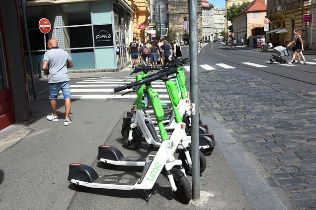 'Конец эры': в Праге решили запретить прокат электросамокатов