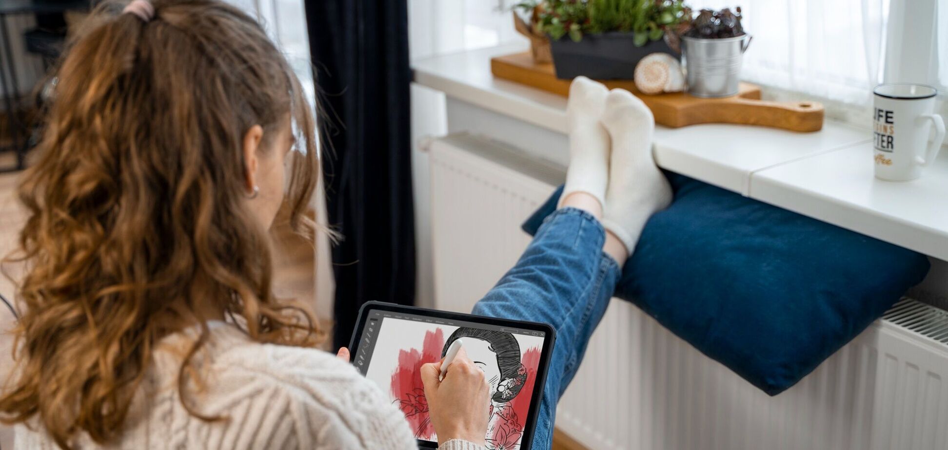 Ілюстраційне зображення - жінка поклала ноги на батарею