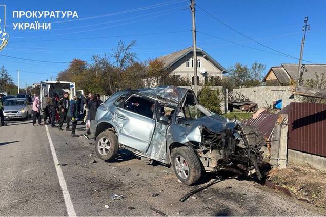 На Прикарпатті нетверезий вчитель влаштував ДТП: загинули 14-річний учень і 21-річний пасажир, є постраждалі. Фото