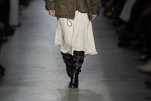 В моду неожиданно вернулись 'пиратские' сапоги Кейт Мосс из 2000-х: как носить трендовую обувь сезона. Фото