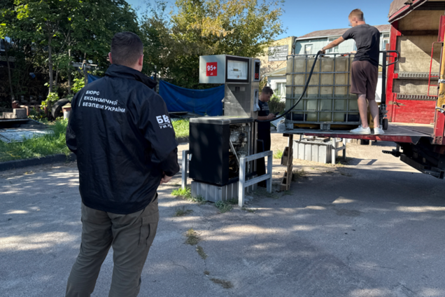 Украинцам на АЗС вместо бензина продавали фальсификат