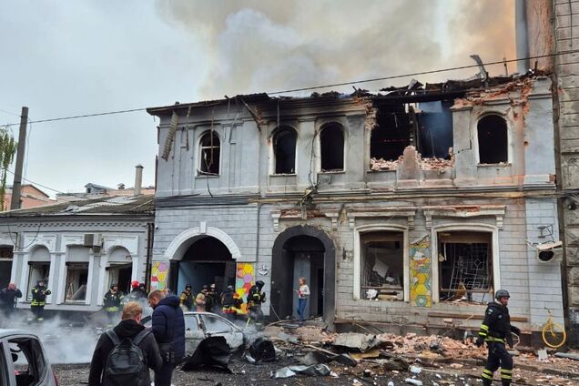 Окупанти вдарили по дитсадку в Харкові, загинув чоловік, є поранені: Зеленський відреагував на атаку. Фото і відео
