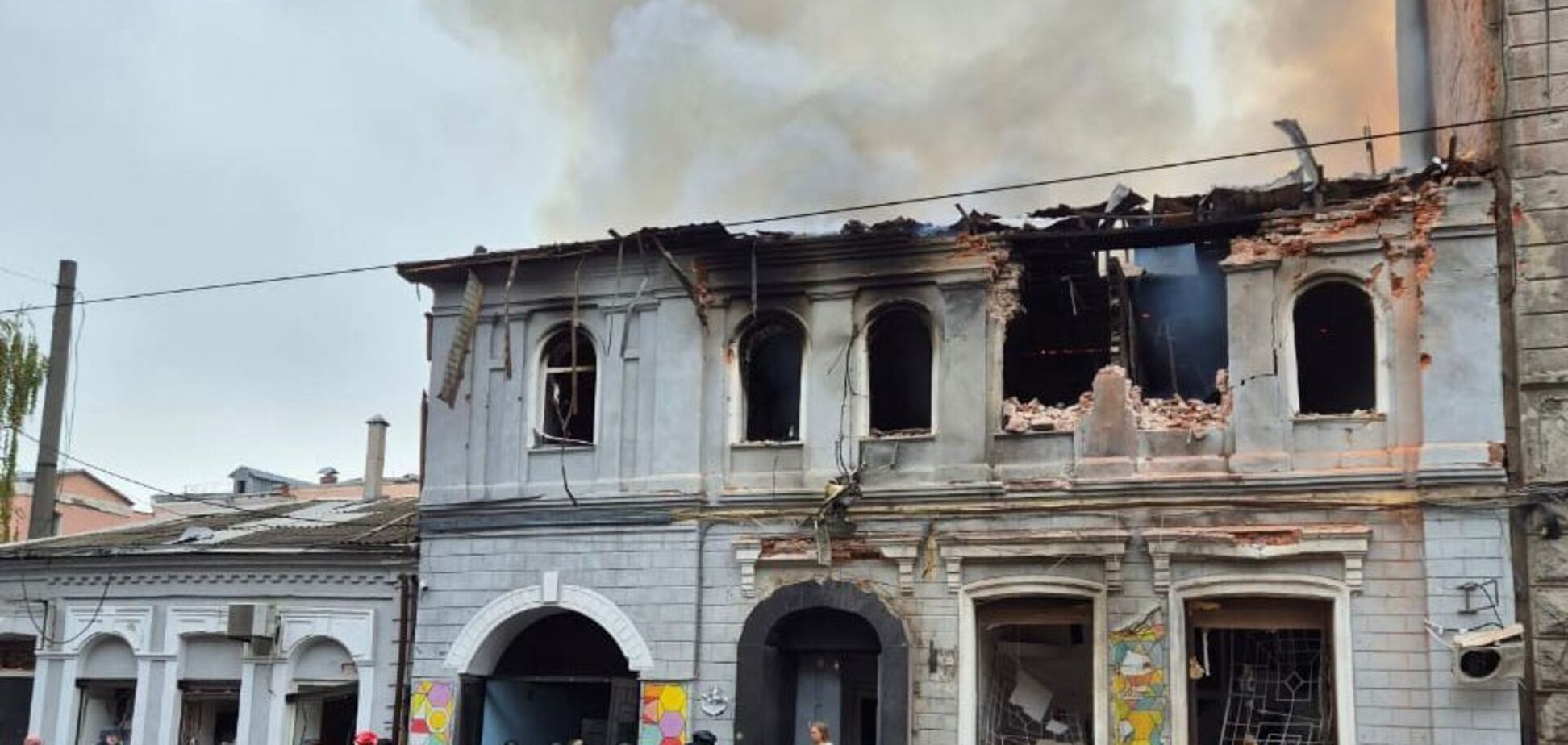 Окупанти вдарили по дитсадку в Харкові, загинув чоловік, є поранені: Зеленський відреагував на атаку. Фото і відео