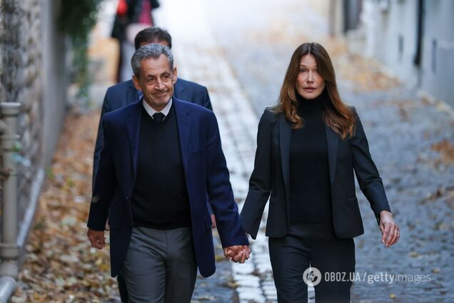 Невпізнанна Карла Бруні в сльозах провела Ніколя Саркозі в вʼязницю: їхнє прощання зняли на камеру. Фото