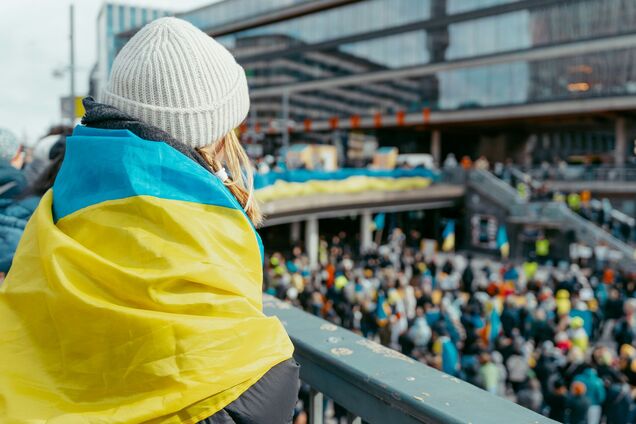 Иллюстрация - женщина, закутанная во флаг Украины