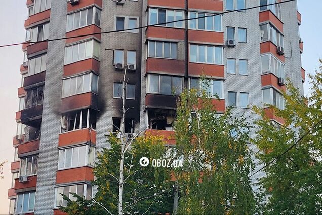 Вибиті вікна та обгорілий фасад: з'явились кадри наслідків атаки РФ на один із районів Києва. Фото і відео
