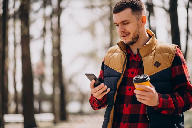 Иллюстрация - мужчина пользуется смартфоном