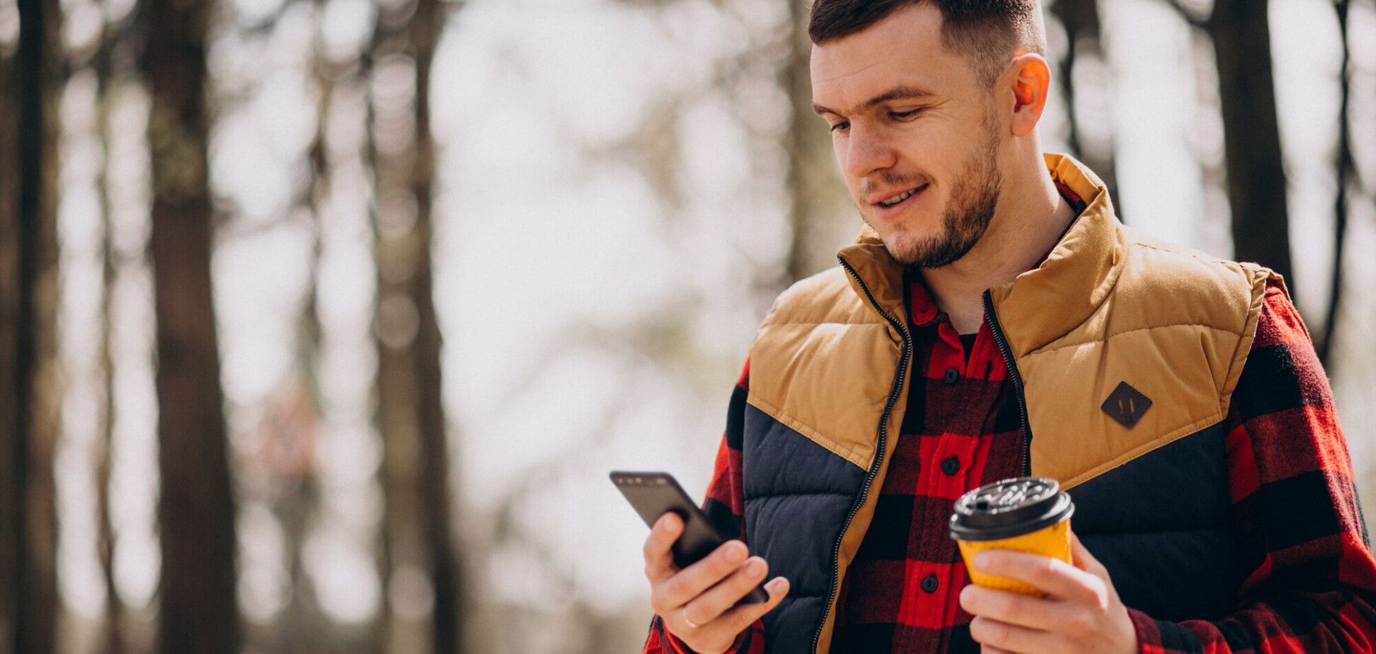 Иллюстрация - мужчина пользуется смартфоном
