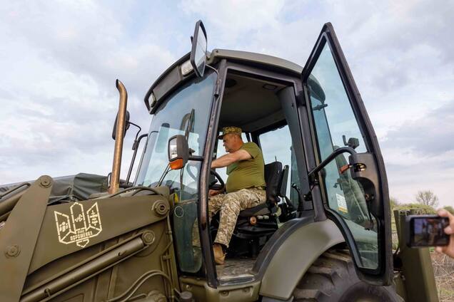 'З бомбою хлопці розберуться': Порошенко показав, як українські воїни використовують передані екскаватори
