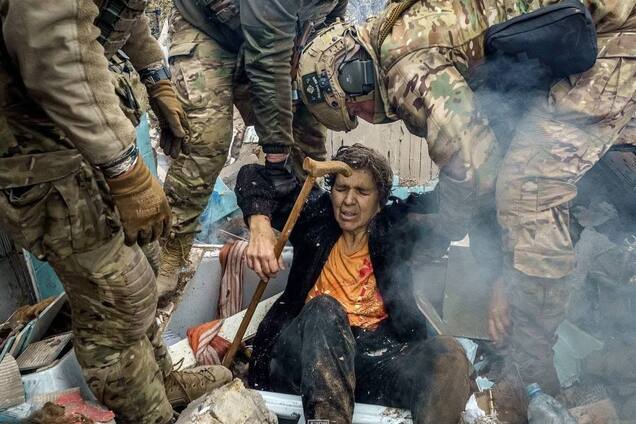 КАБ попал в дом: военные вместе с полицейскими спасли женщину из-под завалов в Константиновке. Фото