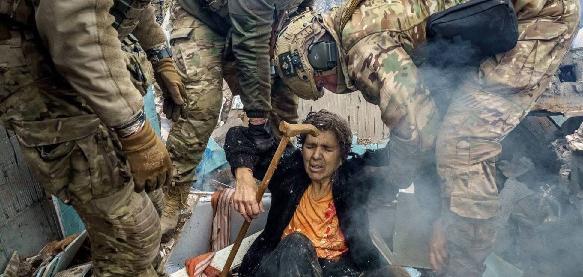 КАБ влучив у будинок: військові разом з поліцейськими врятували жінку з-під завалів у Костянтинівці. Фото