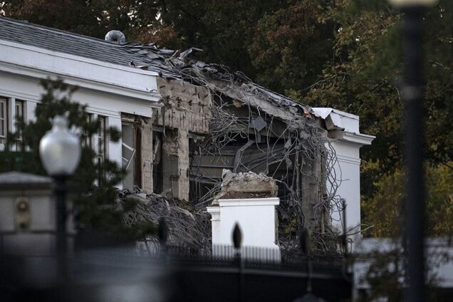 'Масштаби проєкту розширилися': у Білому домі повністю знесли східне крило для будівництва бальної зали Трампа. Фото