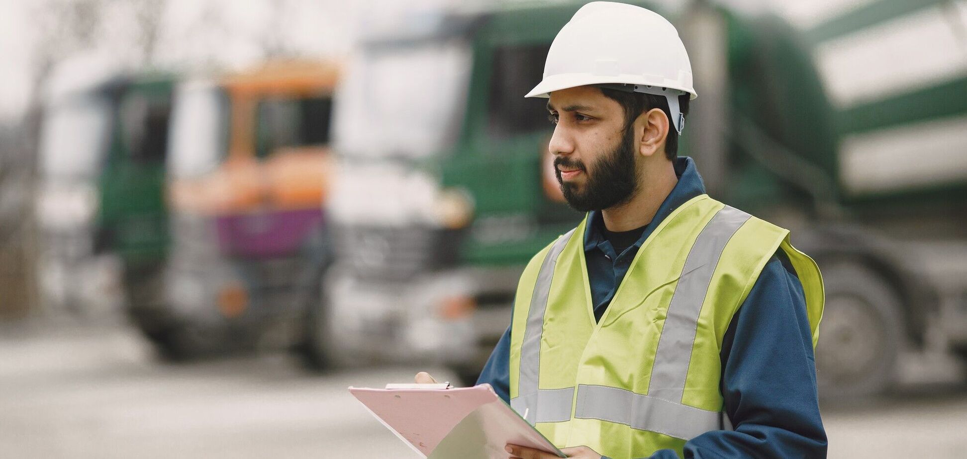 Ілюстрація - іноземний трудовий мігрант в жовтому жакеті