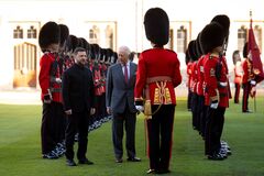 Зеленский посетил Британию и встретился с королем Чарльзом III и премьером Стармером. Видео