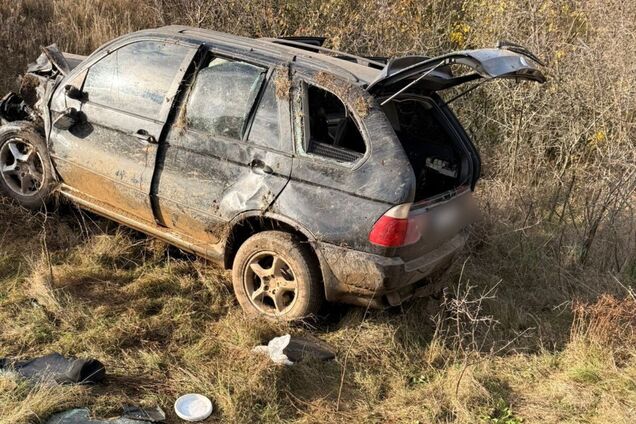 Авто вилетіло в кювет: на Одещині спроба незаконно перетнути кордон завершилась ДТП, є постраждалі. Фото