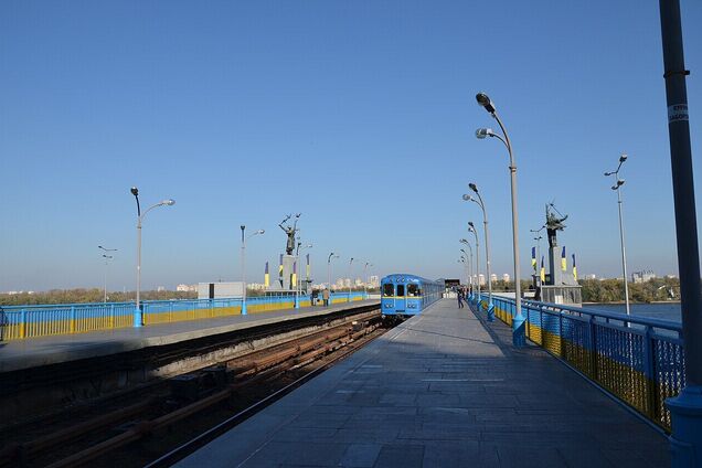 У Києві рятувальники дістали з-під вагона потяга метро чоловіка, який впав на колії. Подробиці та фото