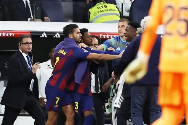 Вратарь сборной Украины кинулся в драку в матче 'Реал' – 'Барселона' и был наказан. Видео