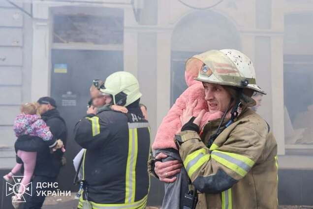 'Враг целится в детство': спасатели показали трогательное 'фото недели' в Украине