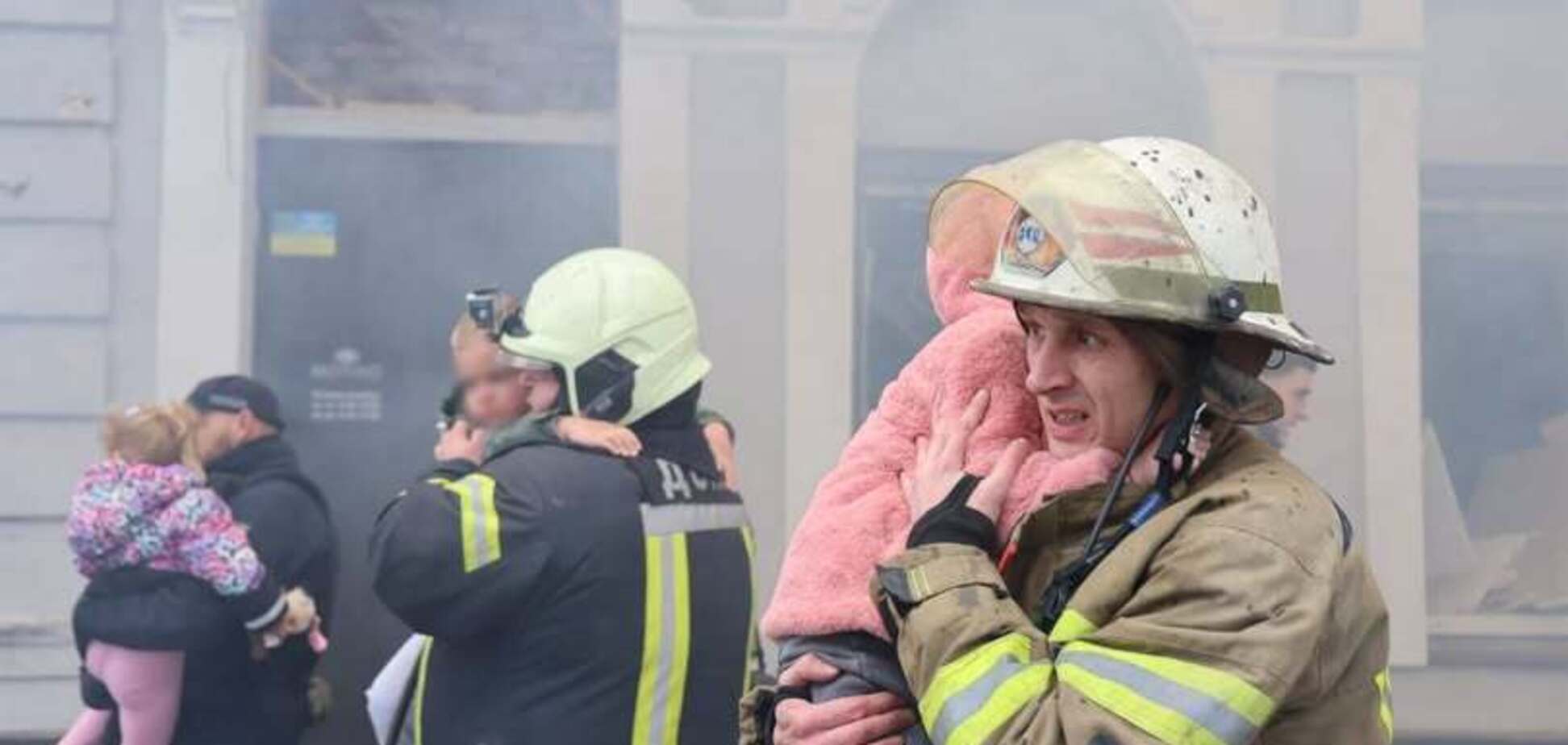 'Ворог цілить у дитинство': рятувальники показали зворушливе 'фото тижня' в Україні