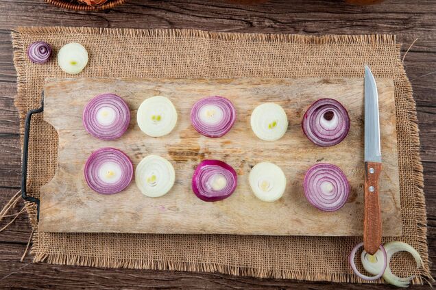 Як порізати цибулю без сліз: дві дієві поради від шеф-кухаря