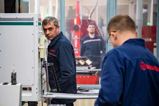 Росія виготовляє критичні деталі для літаків у Криму, – представництво президента