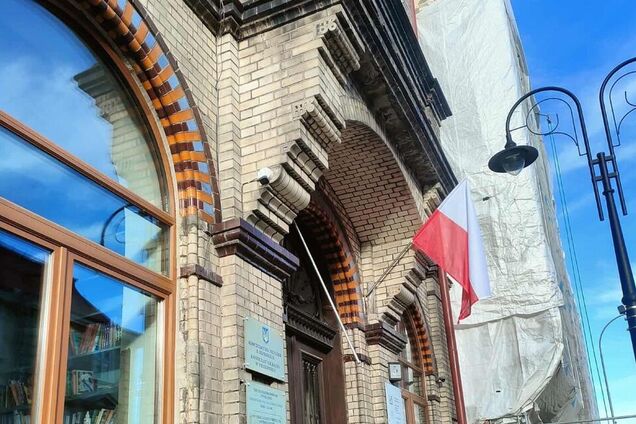 Невідомі зірвали український прапор з почесного консульства України в Перемишлі