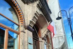 Неизвестные сорвали украинский флаг с почетного консульства Украины в Перемышле