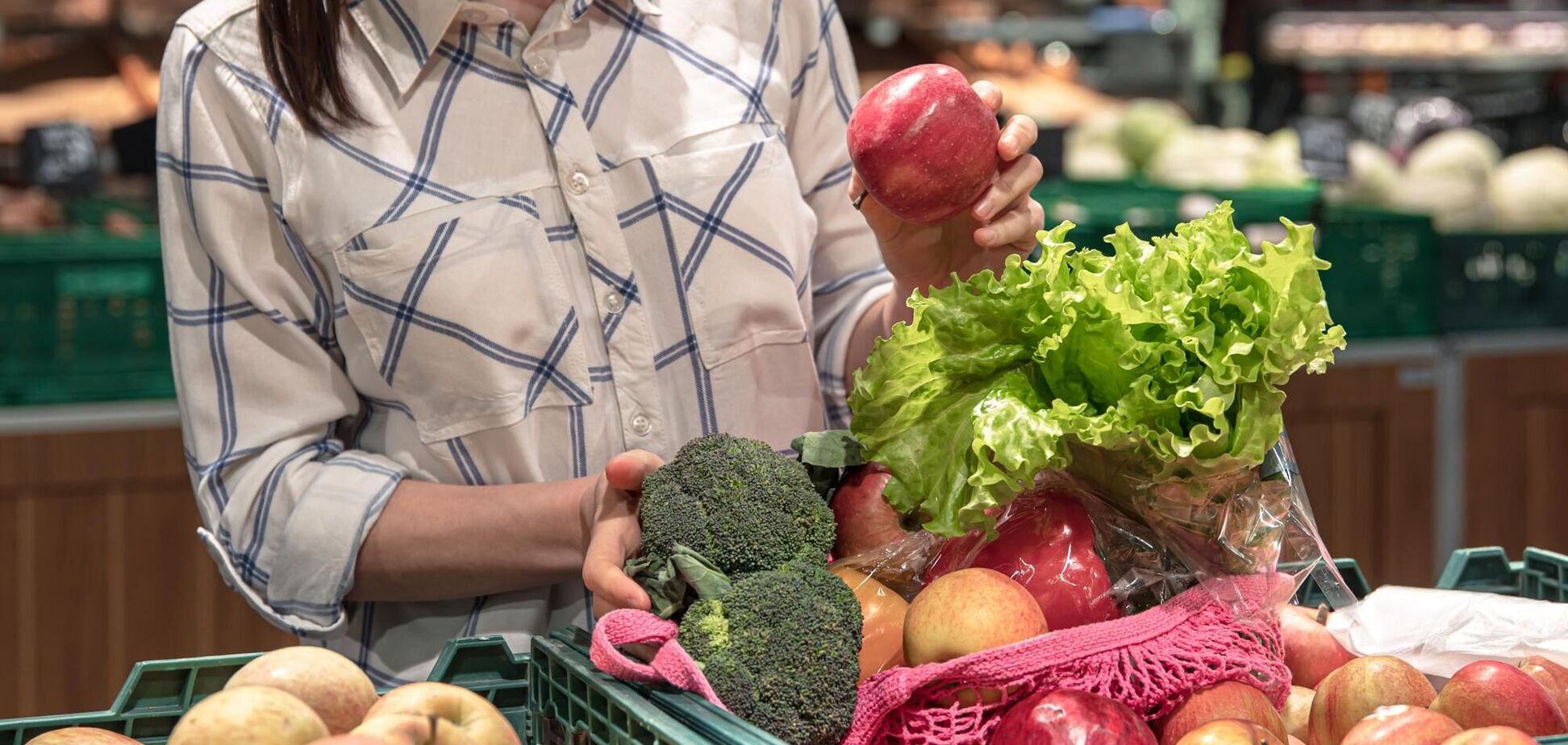 Иллюстрация - женщина выбирает овощи в супермаркете
