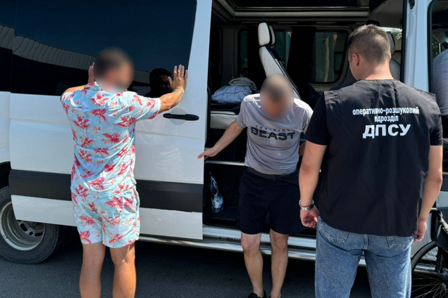 Викриття незаконного перетину кордону за допомогою перевізників. Ілюстрація