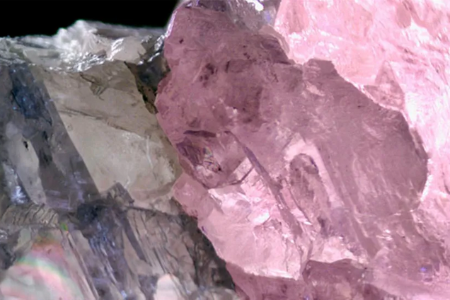 Вага вражає: знайдено унікальний двоколірний алмаз. Фото