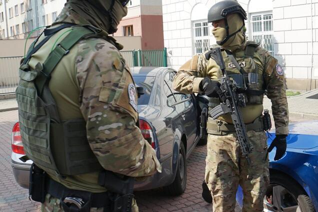 'Зачем много лет сидеть в тюрьме?' Украинцев в Польше призвали не продаваться российским спецслужбам 'за несколько тысяч евро'