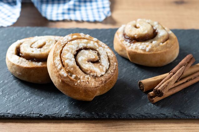 Простіше за класичні сінабони: смачні булочки з корицею, які вийдуть у всіх