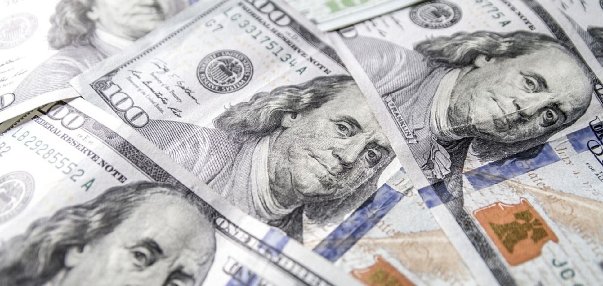 Купюры доллара США как иллюстрация выплаты джекпота наличными