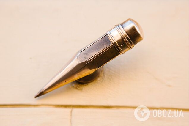 На Подолі з'явилась найменша мініскульптурка Києва, яка присвячена силі слова. Подробиці та фото