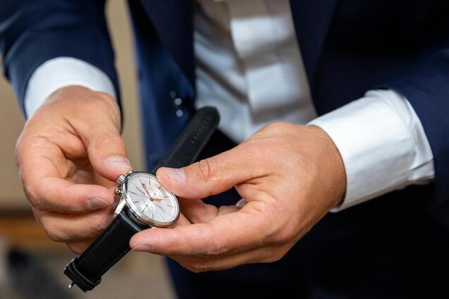 Не носіть годинник на запʼясті: дизайнери ввели в моду несподівані місця для аксесуару