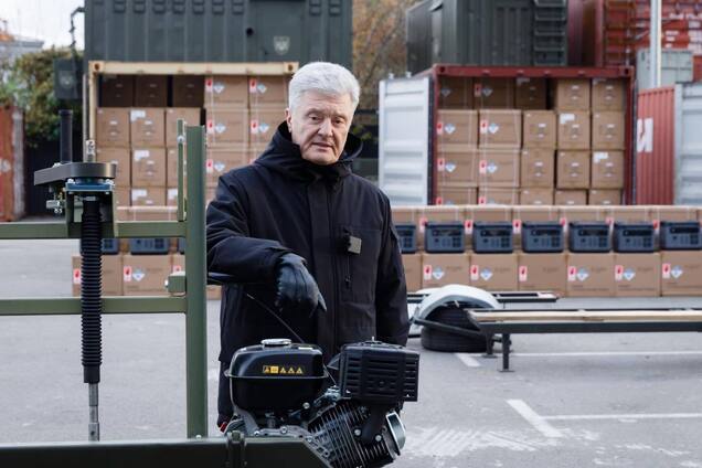 Зарядные станции, шины и пилорамы: Порошенко подготовил для фронта большую партию помощи