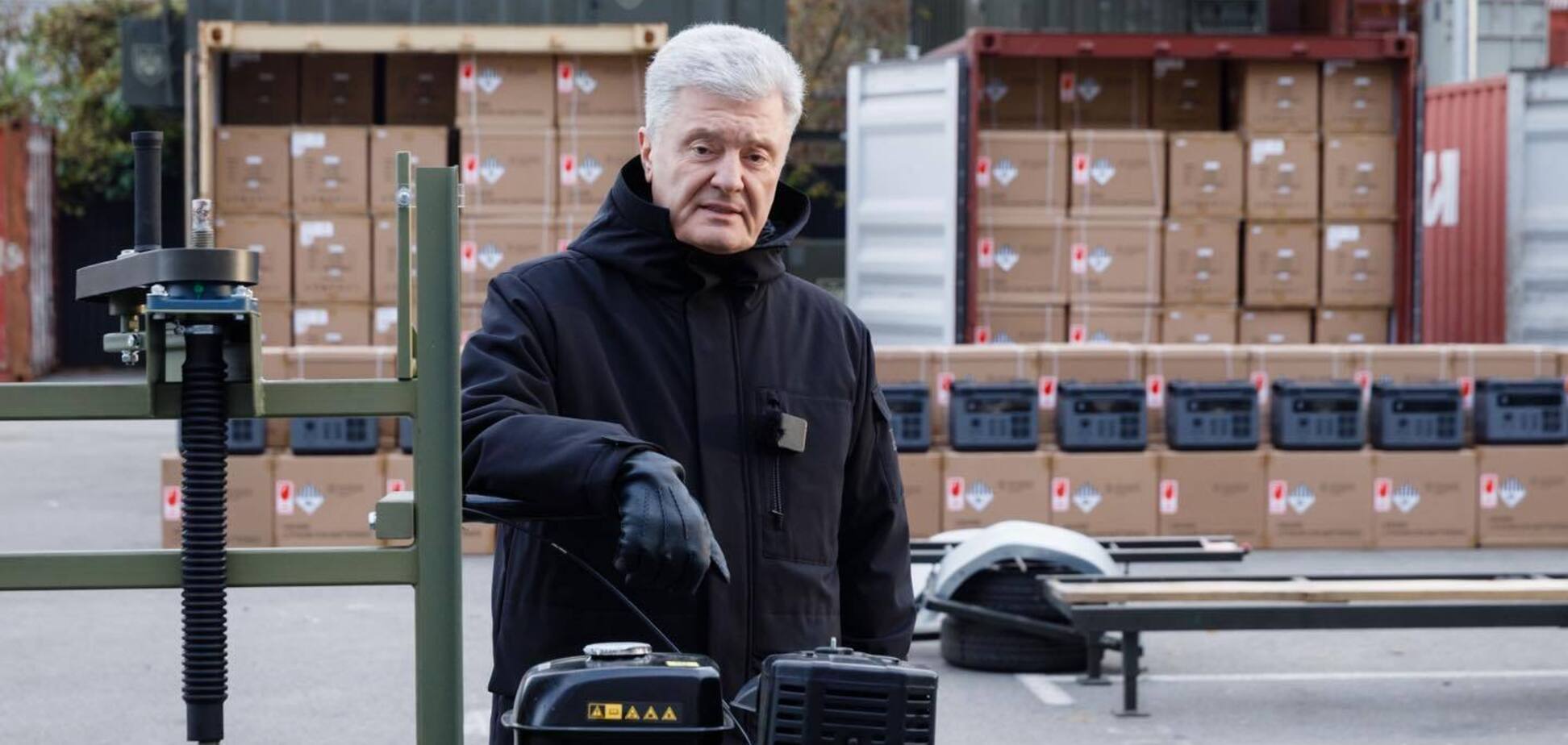 Зарядные станции, шины и пилорамы: Порошенко подготовил для фронта большую партию помощи