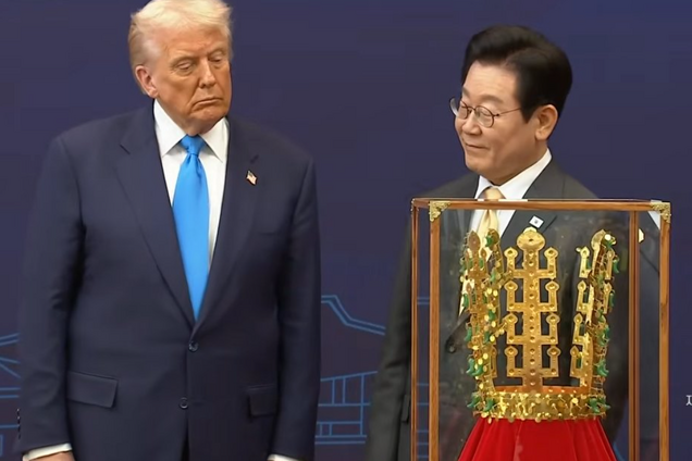 Президент Южной Кореи подарил Трампу золотую корону и орден. Фото