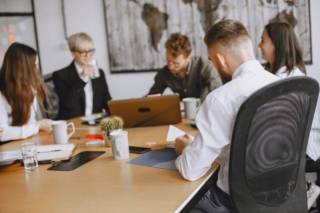 Иллюстрация - рабочее совещание в офисе