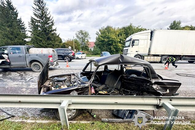 На Рівненщині авто не розминулося з волонтерською колоною: чоловік загинув на місці, жінка в реанімації. Фото