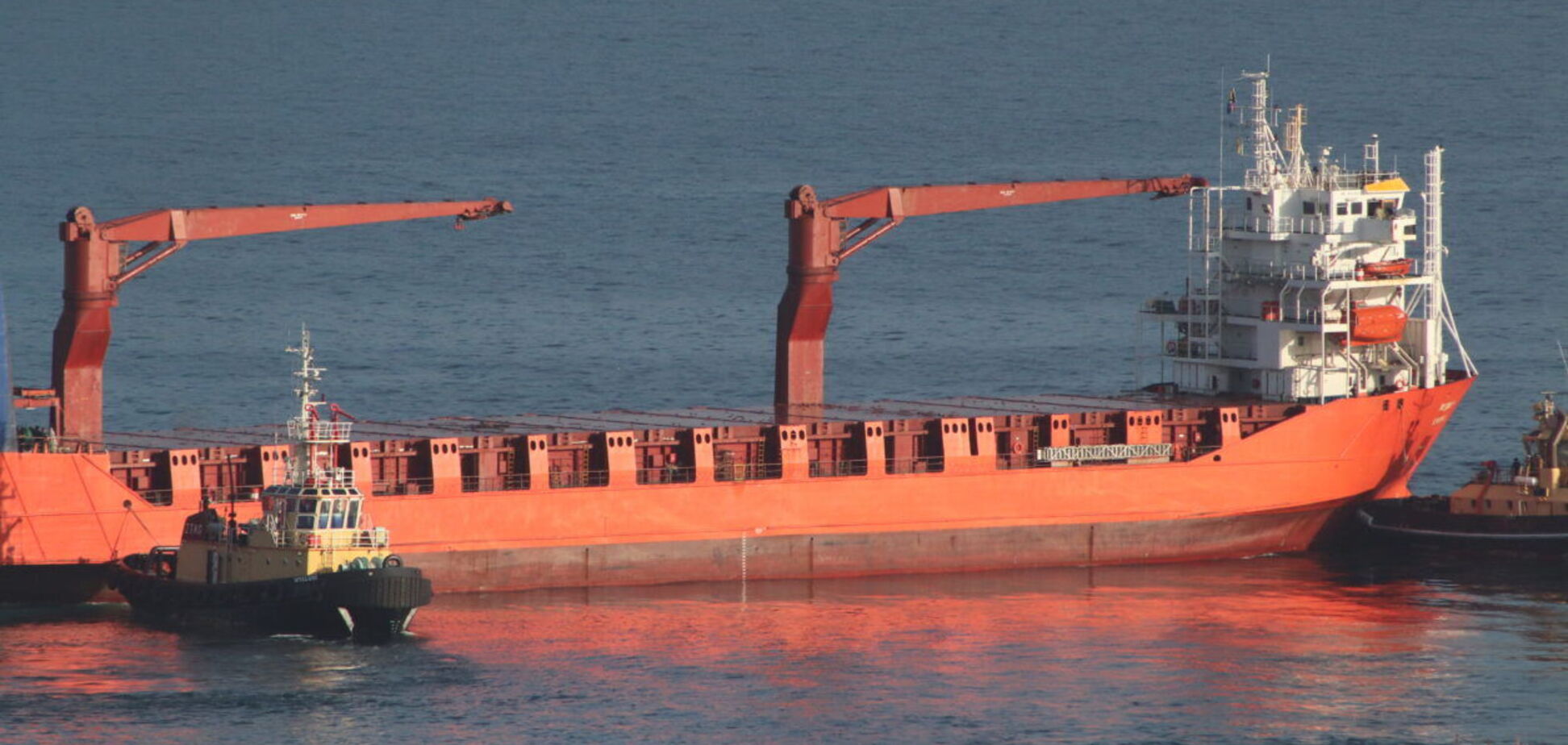 У порту помітили судно: Росія могла відновити таємні поставки зброї з КНДР після паузи