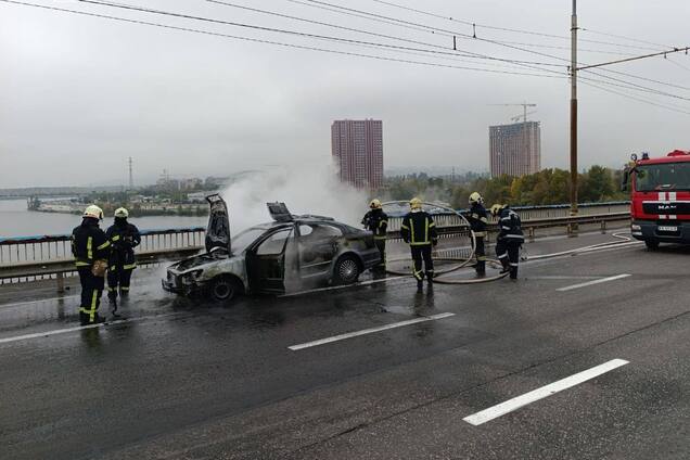 В Киеве на Северном мосту во время движения загорелась легковушка. Подробности, фото и видео