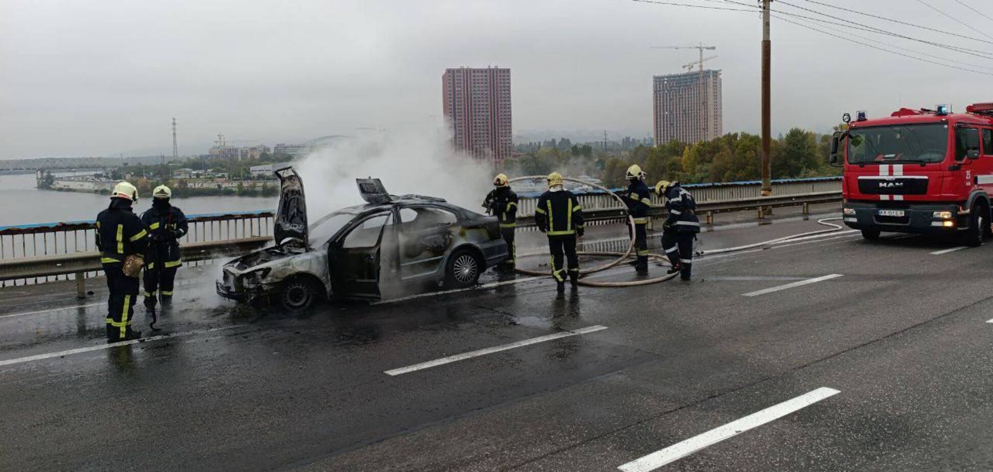 У Києві на Північному мосту під час руху загорівся легковик. Подробиці, фото та відео