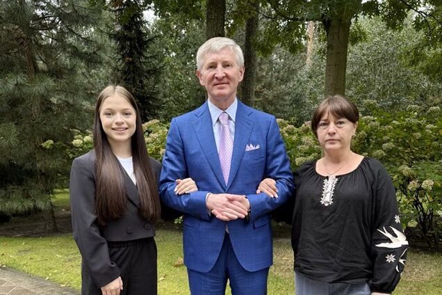 Рінат Ахметов зустрівся із дівчиною, яка втратила ноги під час ракетного удару РФ по Краматорську