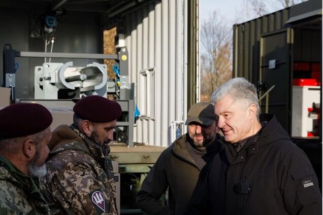 'Еще один день провели среди лучших людей': Порошенко на Сумщине передал помощь в 15 бригад и подразделений ВСУ