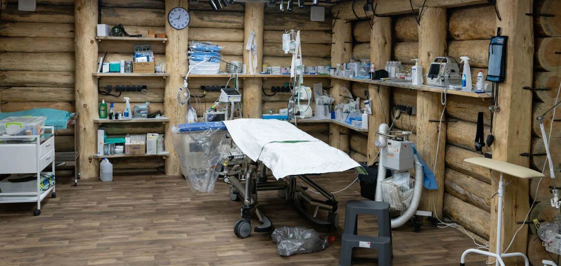 Под землей на передовой: The Guardian написала о госпитале от 'Стального фронта' Ахметова, который спасает жизни украинских военных